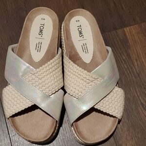 New TOMS Women's Woven Cream and Iridescent Sandals Sz 9